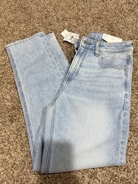 American Eagle Outfitters Mom Jeans in Light Blue Wash